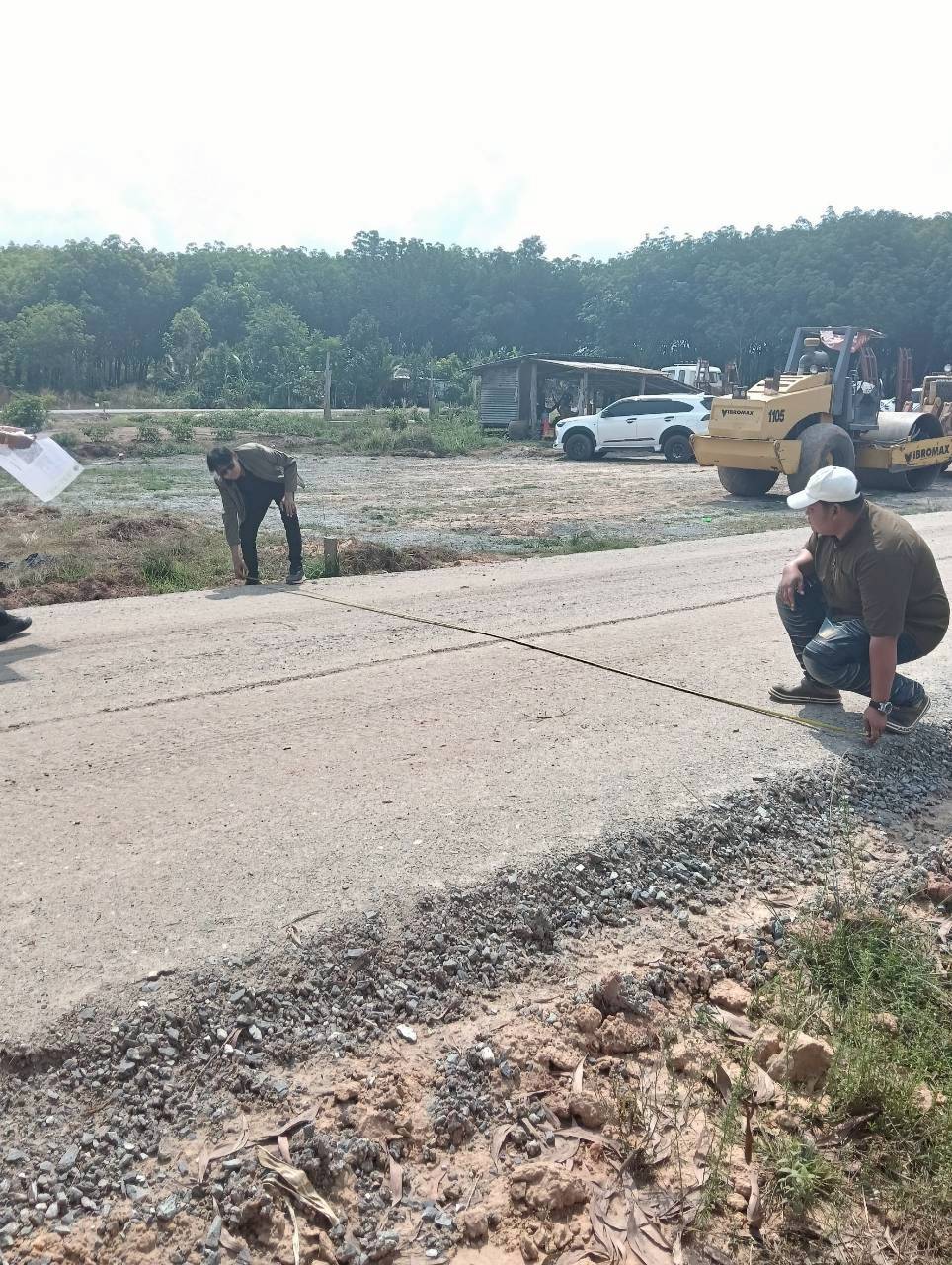 title - วันที่ 17 มีนาคม 2569 นายวิทูล ประดิษฐบุญ ปฏิรูปที่ดินจังหวัดปราจีนบุรี  มอบหมายให้ นายเชวงศักดิ์ อะปะมาตร ผู้อำนวยการกลุ่มงานช่างและแผนที่  นางรักษ์หทัยรัตน์ เมทนีกรชัย หัวหน้าฝ่ายบริหาร และเจ้าหน้าที่ ส.ป.ก.ปราจีนบุรี ลงพื้นที่ตรวจรับงานก่อสร้างถนนสายซอยในแปลงเกษตรกรรม ในเขตปฏิรูปที่ดิน ให้แก่เกษตรกรผู้ไร้ที่ดินทำกิน